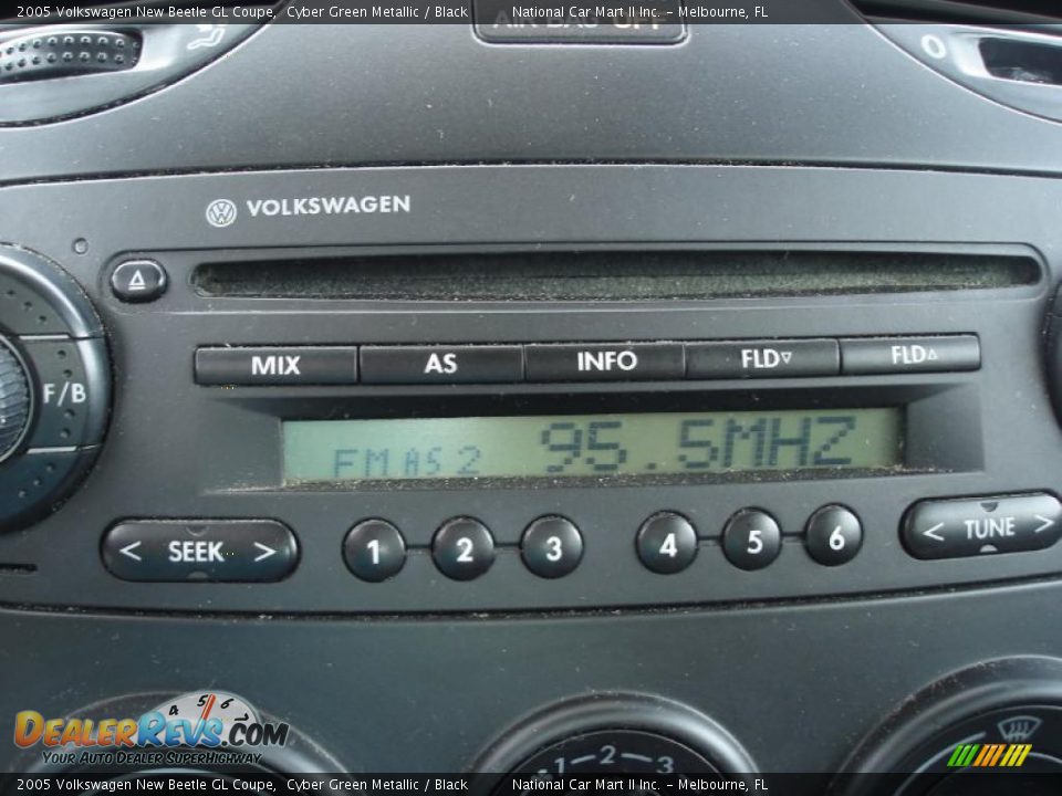 2005 Volkswagen New Beetle GL Coupe Cyber Green Metallic / Black Photo #12