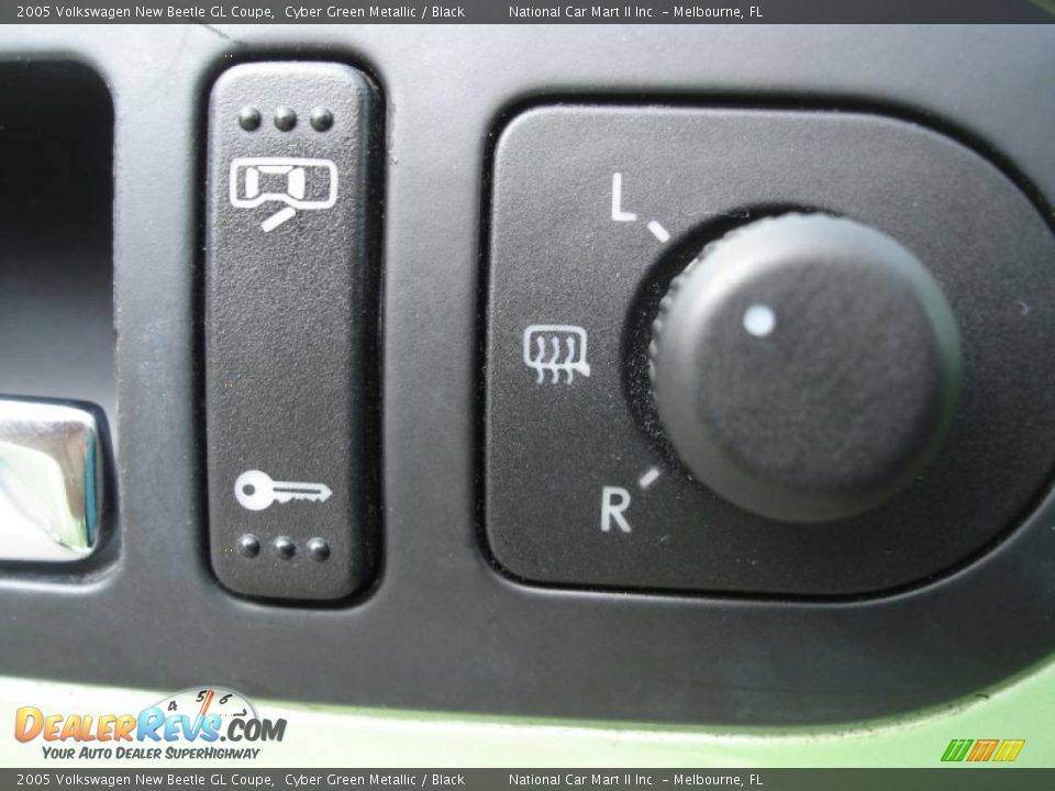 2005 Volkswagen New Beetle GL Coupe Cyber Green Metallic / Black Photo #15