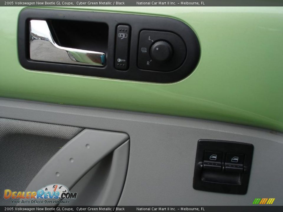 2005 Volkswagen New Beetle GL Coupe Cyber Green Metallic / Black Photo #17