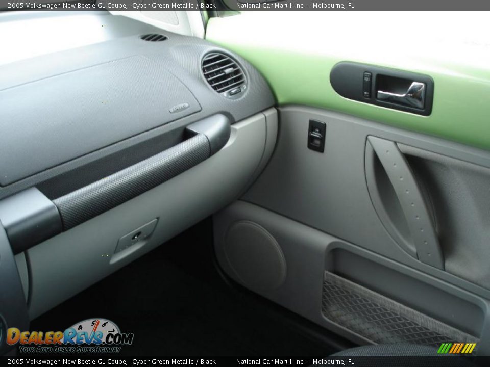 2005 Volkswagen New Beetle GL Coupe Cyber Green Metallic / Black Photo #18
