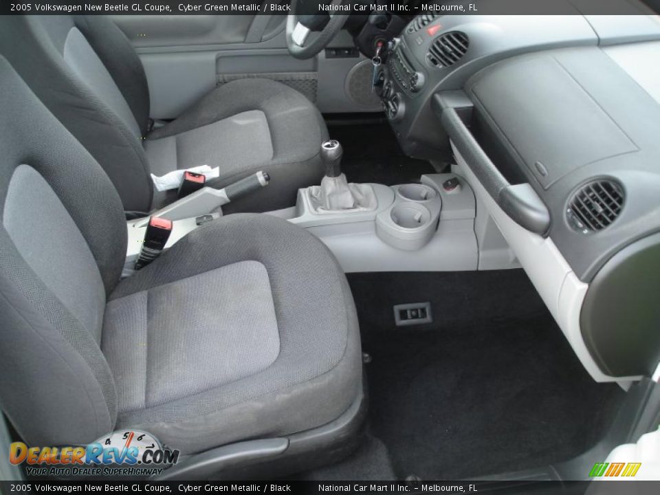 2005 Volkswagen New Beetle GL Coupe Cyber Green Metallic / Black Photo #21