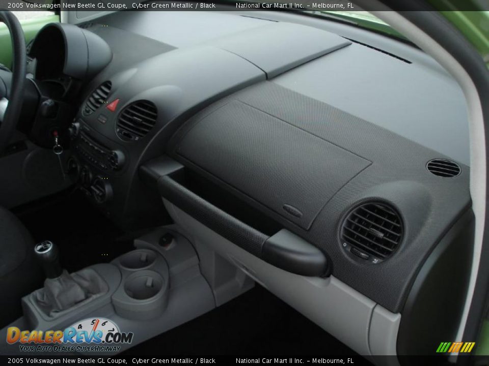 2005 Volkswagen New Beetle GL Coupe Cyber Green Metallic / Black Photo #22