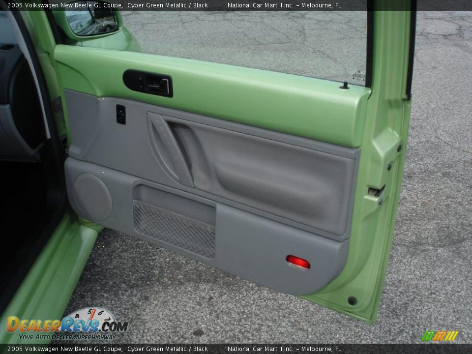 2005 Volkswagen New Beetle GL Coupe Cyber Green Metallic / Black Photo #23