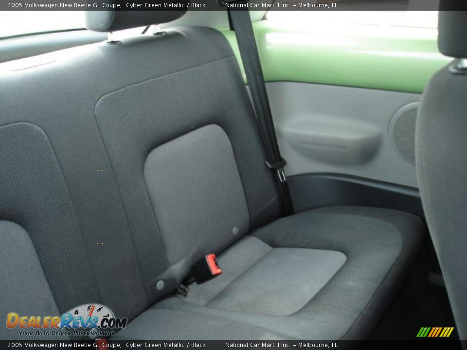 2005 Volkswagen New Beetle GL Coupe Cyber Green Metallic / Black Photo #25