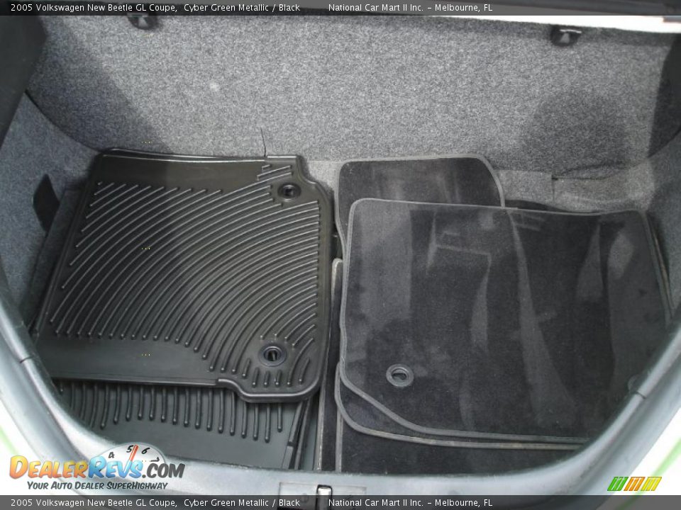 2005 Volkswagen New Beetle GL Coupe Cyber Green Metallic / Black Photo #28