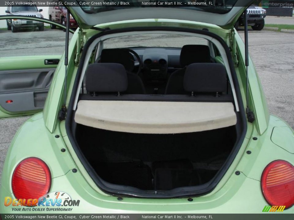 2005 Volkswagen New Beetle GL Coupe Cyber Green Metallic / Black Photo #29