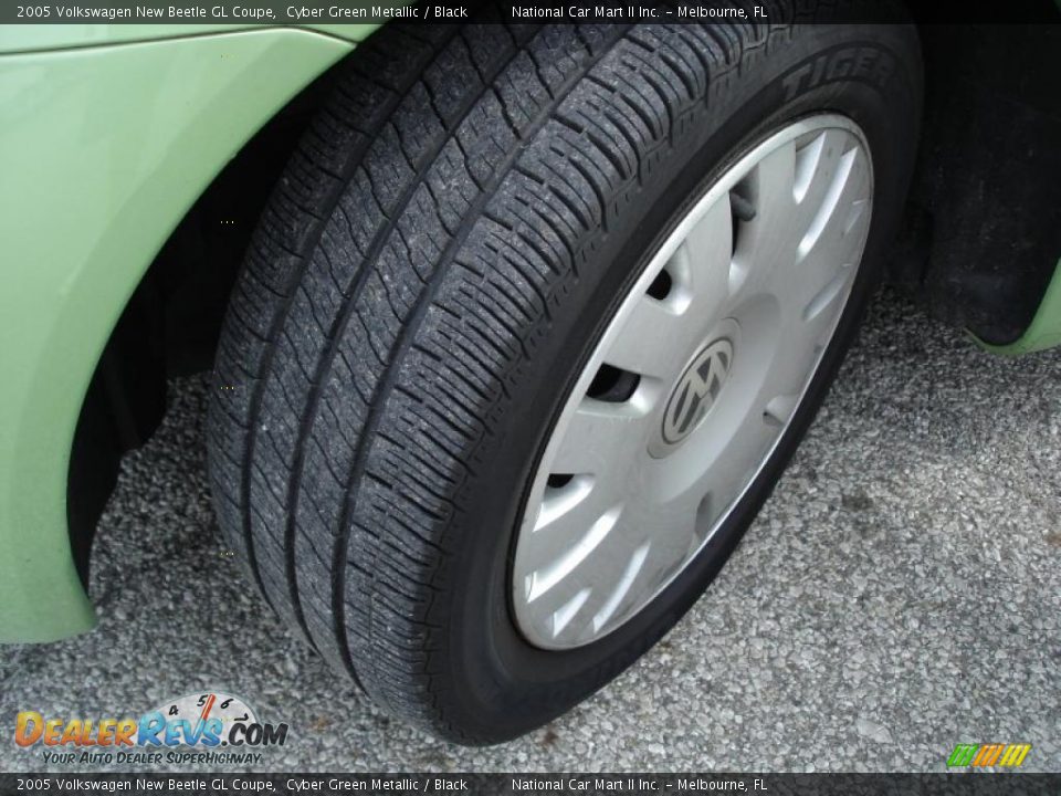 2005 Volkswagen New Beetle GL Coupe Cyber Green Metallic / Black Photo #30