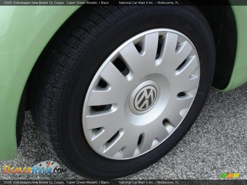 2005 Volkswagen New Beetle GL Coupe Cyber Green Metallic / Black Photo #32