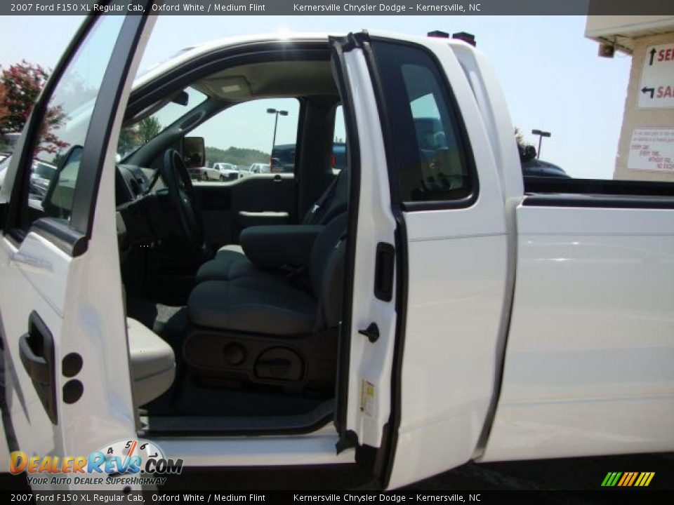 2007 Ford F150 XL Regular Cab Oxford White / Medium Flint Photo #11