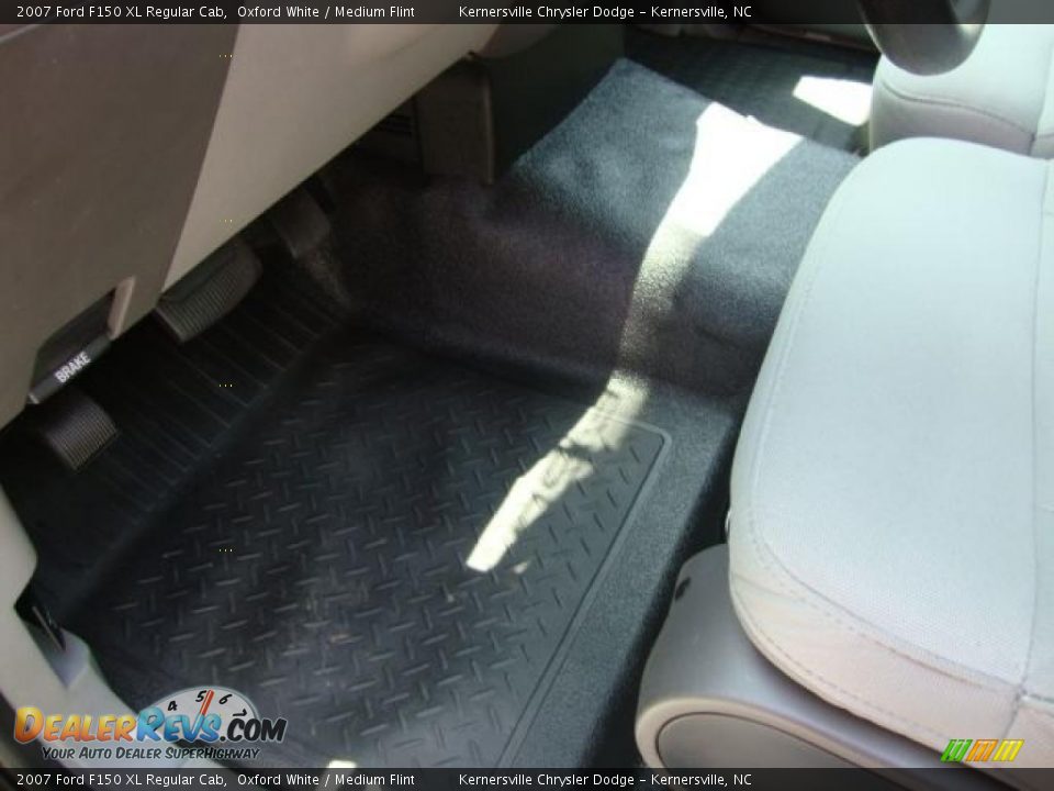 2007 Ford F150 XL Regular Cab Oxford White / Medium Flint Photo #13