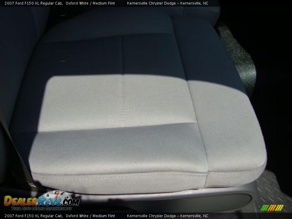 2007 Ford F150 XL Regular Cab Oxford White / Medium Flint Photo #17