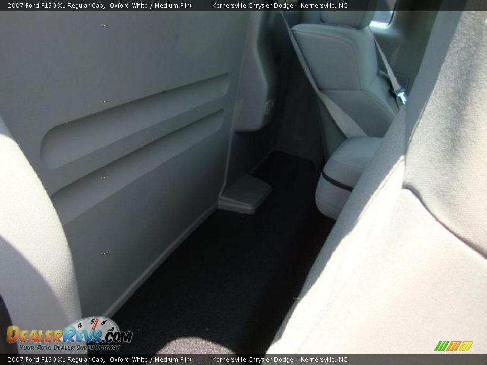 2007 Ford F150 XL Regular Cab Oxford White / Medium Flint Photo #18