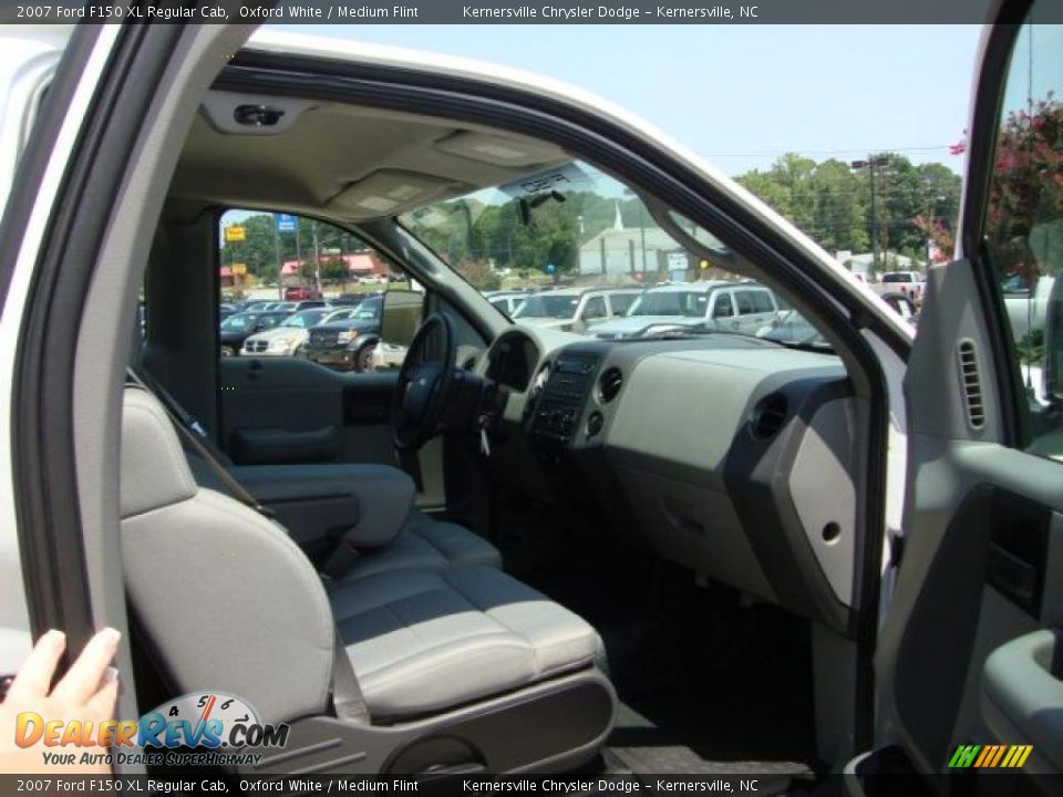 2007 Ford F150 XL Regular Cab Oxford White / Medium Flint Photo #19