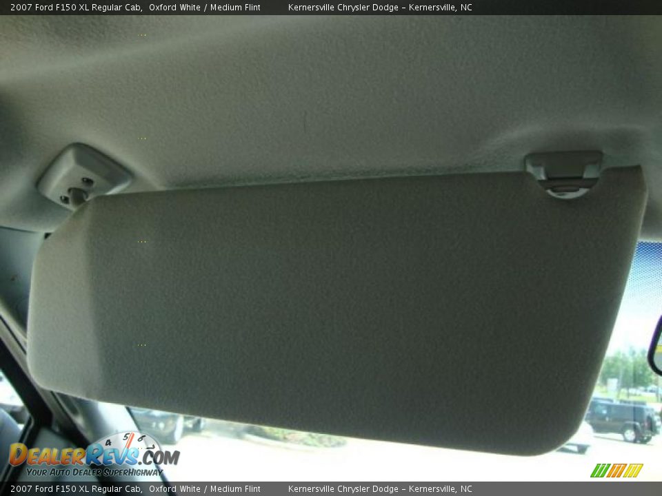 2007 Ford F150 XL Regular Cab Oxford White / Medium Flint Photo #22