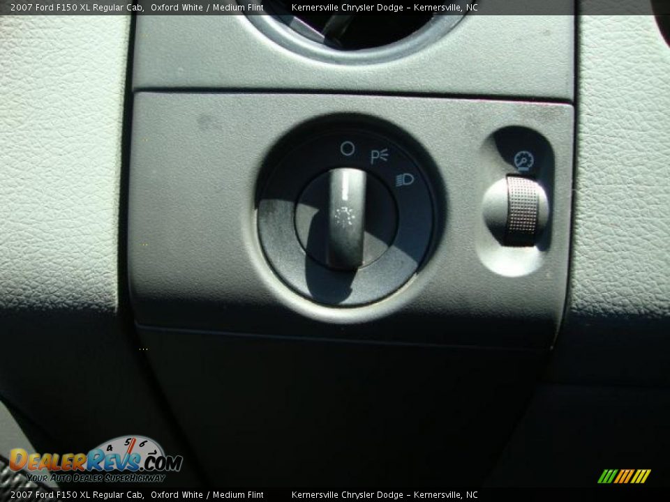 2007 Ford F150 XL Regular Cab Oxford White / Medium Flint Photo #27