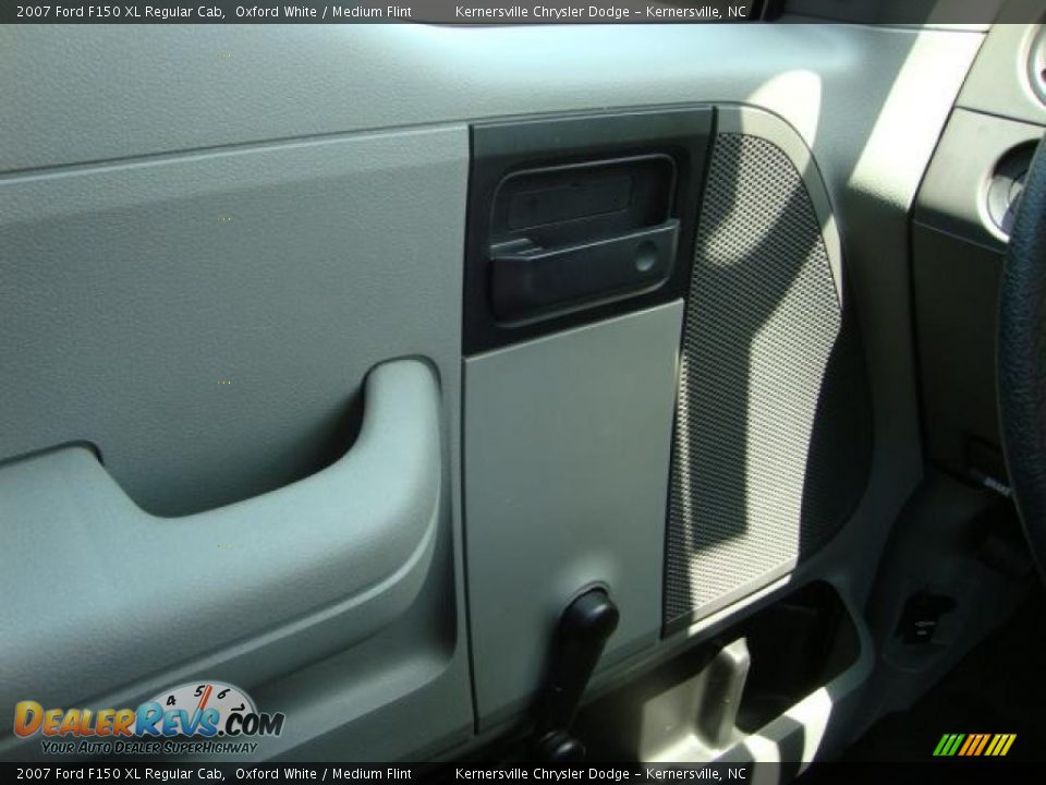 2007 Ford F150 XL Regular Cab Oxford White / Medium Flint Photo #28