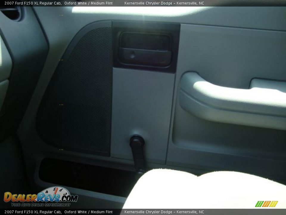 2007 Ford F150 XL Regular Cab Oxford White / Medium Flint Photo #29