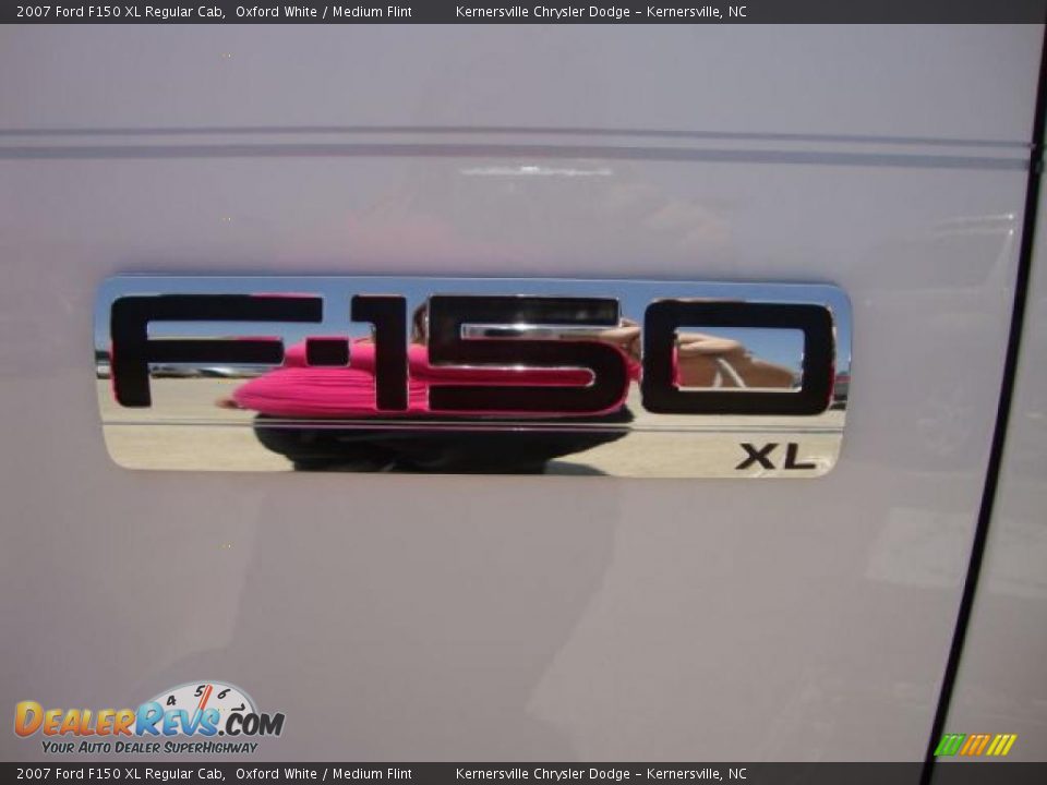 2007 Ford F150 XL Regular Cab Oxford White / Medium Flint Photo #33