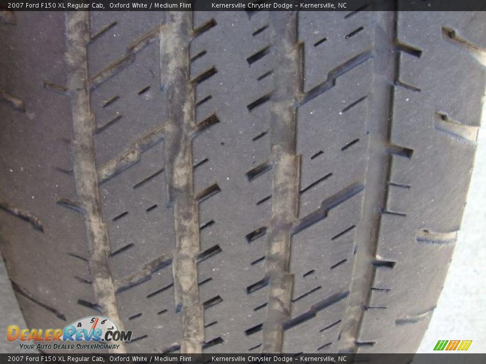 2007 Ford F150 XL Regular Cab Oxford White / Medium Flint Photo #35