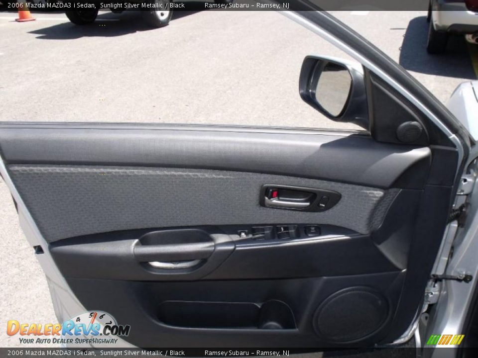 2006 Mazda MAZDA3 i Sedan Sunlight Silver Metallic / Black Photo #11