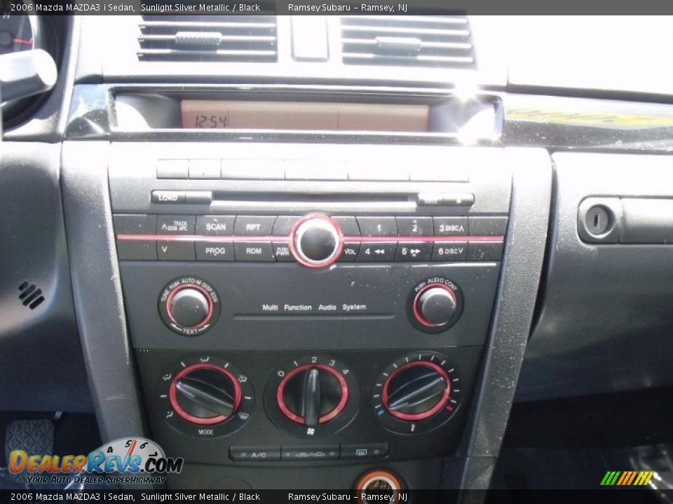 2006 Mazda MAZDA3 i Sedan Sunlight Silver Metallic / Black Photo #13