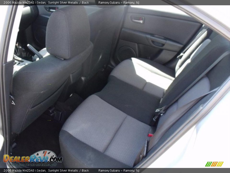2006 Mazda MAZDA3 i Sedan Sunlight Silver Metallic / Black Photo #16