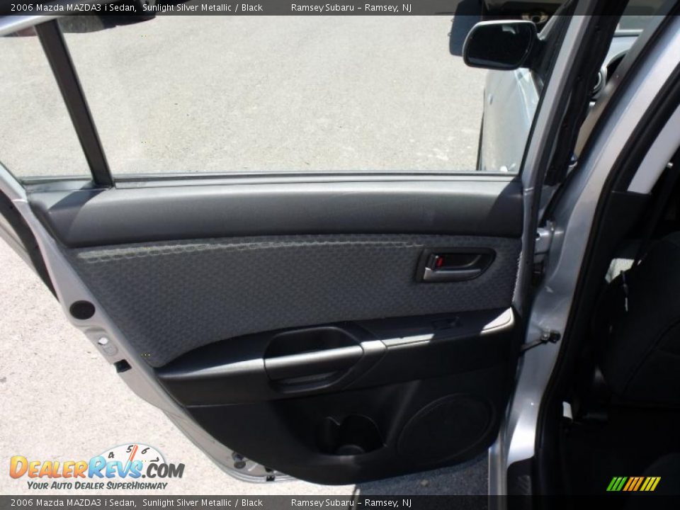 2006 Mazda MAZDA3 i Sedan Sunlight Silver Metallic / Black Photo #17