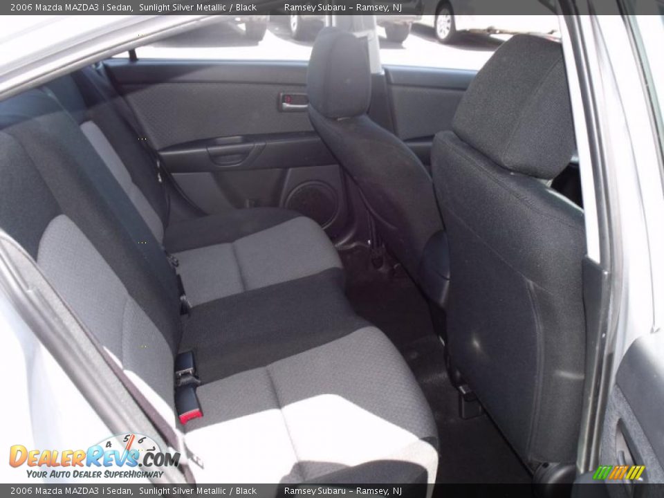 2006 Mazda MAZDA3 i Sedan Sunlight Silver Metallic / Black Photo #18