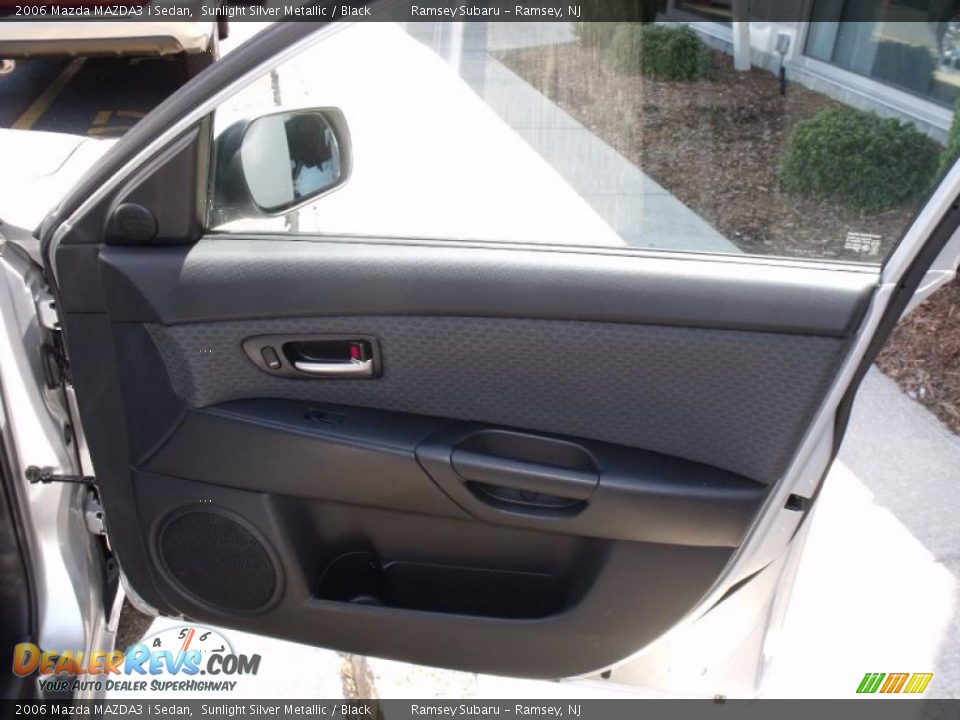 2006 Mazda MAZDA3 i Sedan Sunlight Silver Metallic / Black Photo #21
