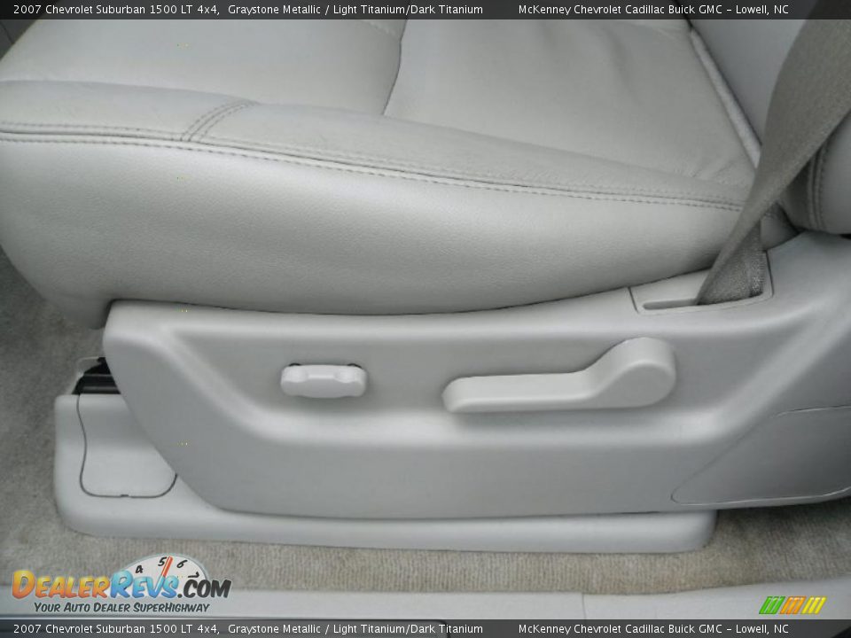 2007 Chevrolet Suburban 1500 LT 4x4 Graystone Metallic / Light Titanium/Dark Titanium Photo #8