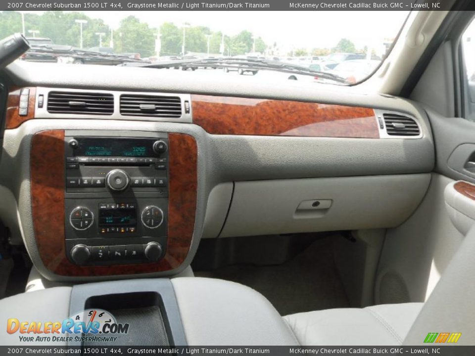 2007 Chevrolet Suburban 1500 LT 4x4 Graystone Metallic / Light Titanium/Dark Titanium Photo #17