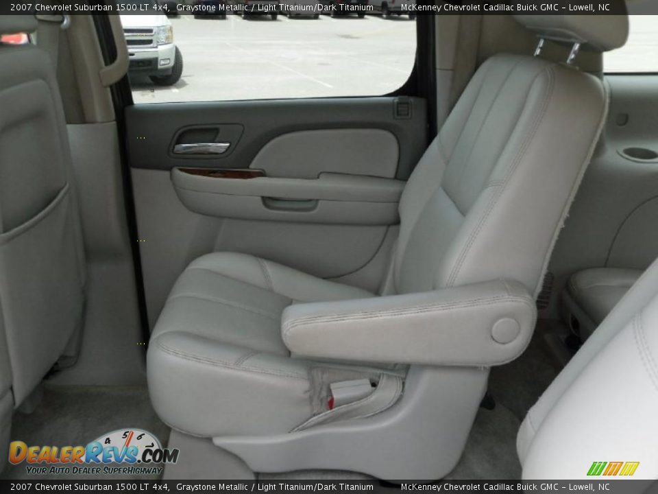 2007 Chevrolet Suburban 1500 LT 4x4 Graystone Metallic / Light Titanium/Dark Titanium Photo #18