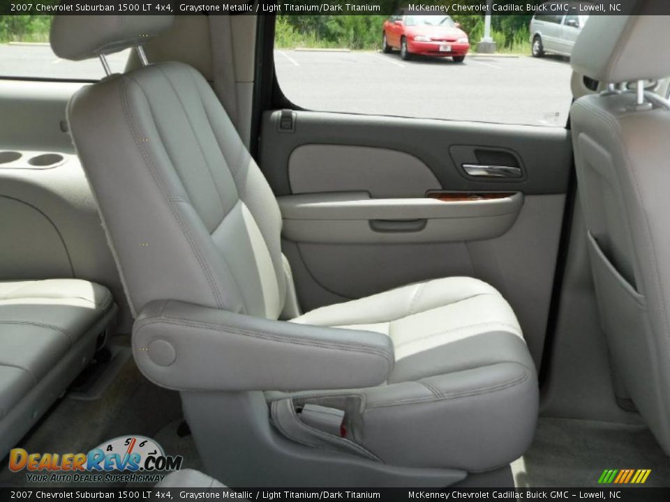 2007 Chevrolet Suburban 1500 LT 4x4 Graystone Metallic / Light Titanium/Dark Titanium Photo #21