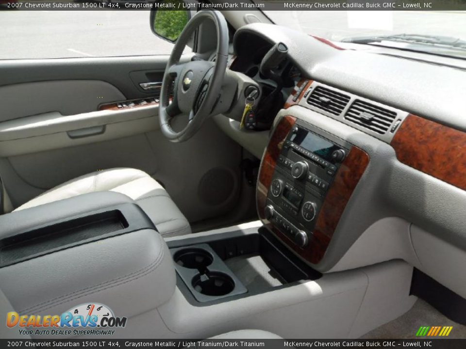 2007 Chevrolet Suburban 1500 LT 4x4 Graystone Metallic / Light Titanium/Dark Titanium Photo #24
