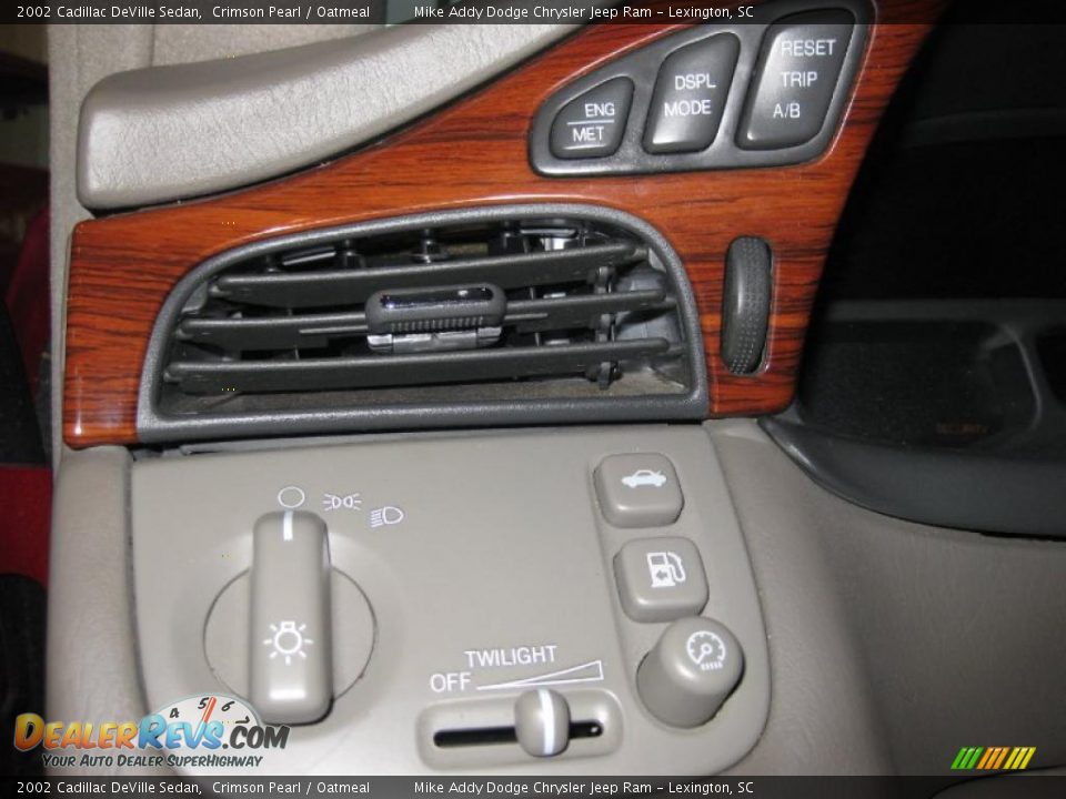 2002 Cadillac DeVille Sedan Crimson Pearl / Oatmeal Photo #18