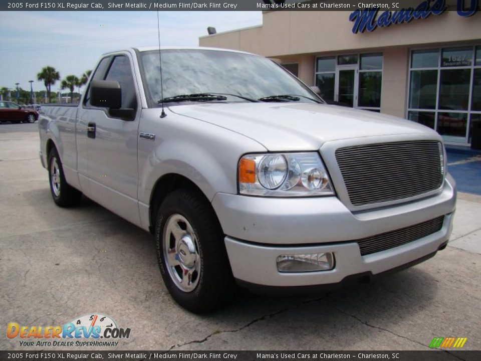 2005 Ford F150 XL Regular Cab Silver Metallic / Medium Flint/Dark Flint Grey Photo #2