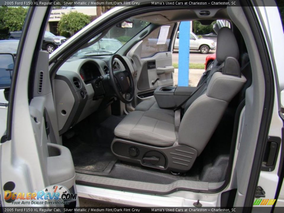 2005 Ford F150 XL Regular Cab Silver Metallic / Medium Flint/Dark Flint Grey Photo #10