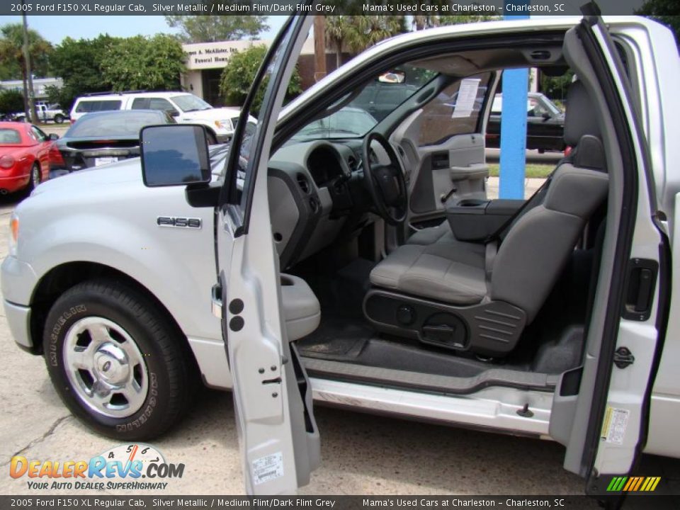2005 Ford F150 XL Regular Cab Silver Metallic / Medium Flint/Dark Flint Grey Photo #11