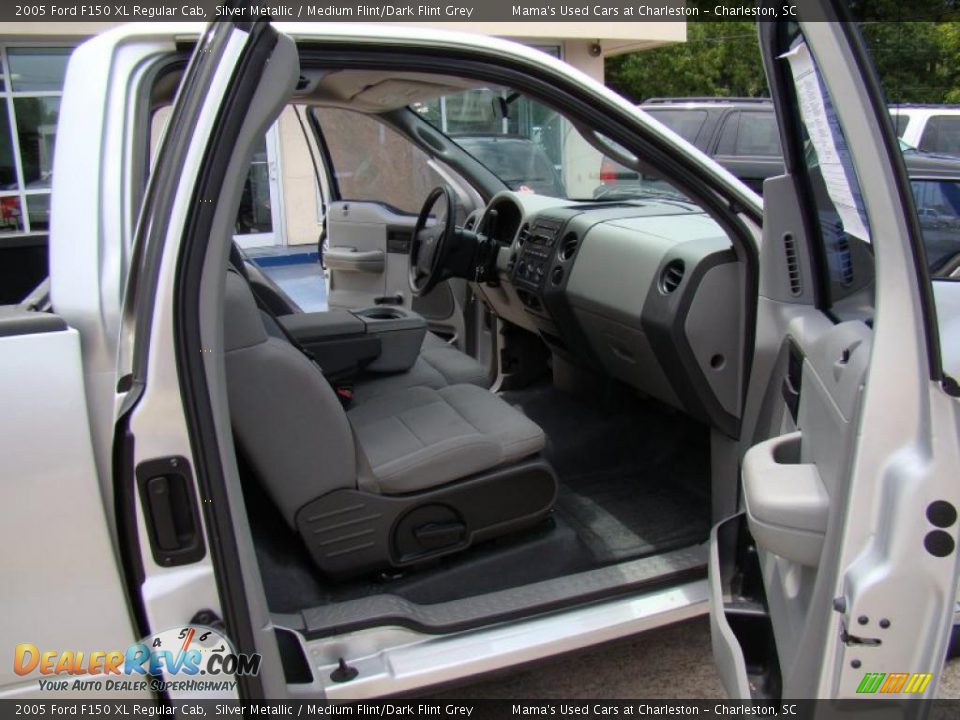 2005 Ford F150 XL Regular Cab Silver Metallic / Medium Flint/Dark Flint Grey Photo #13