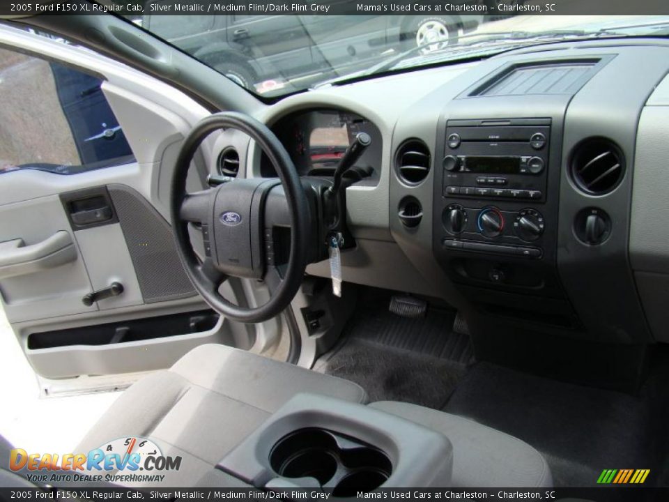 2005 Ford F150 XL Regular Cab Silver Metallic / Medium Flint/Dark Flint Grey Photo #16