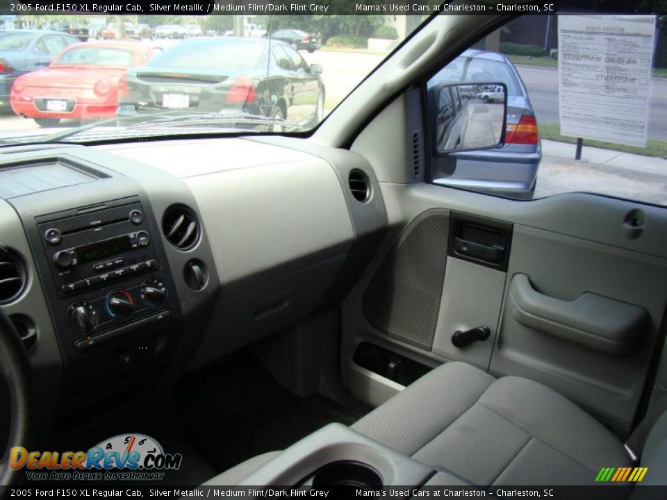 2005 Ford F150 XL Regular Cab Silver Metallic / Medium Flint/Dark Flint Grey Photo #17