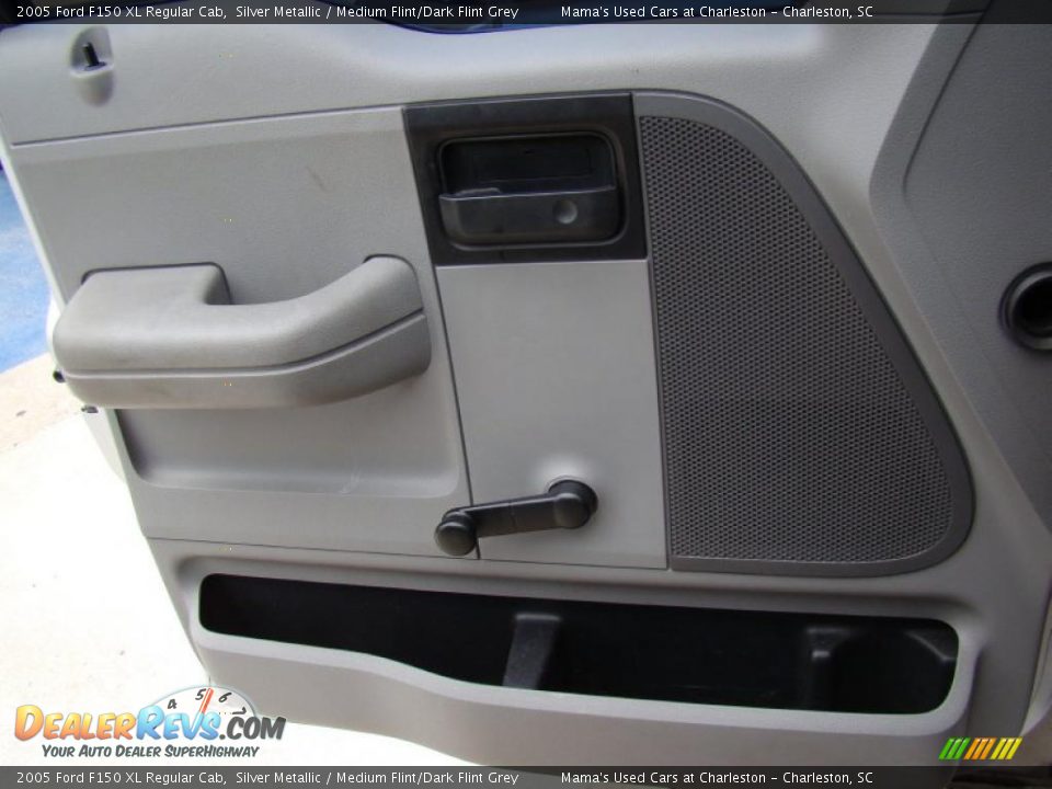 2005 Ford F150 XL Regular Cab Silver Metallic / Medium Flint/Dark Flint Grey Photo #18