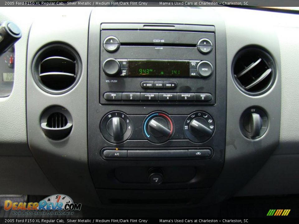 2005 Ford F150 XL Regular Cab Silver Metallic / Medium Flint/Dark Flint Grey Photo #19
