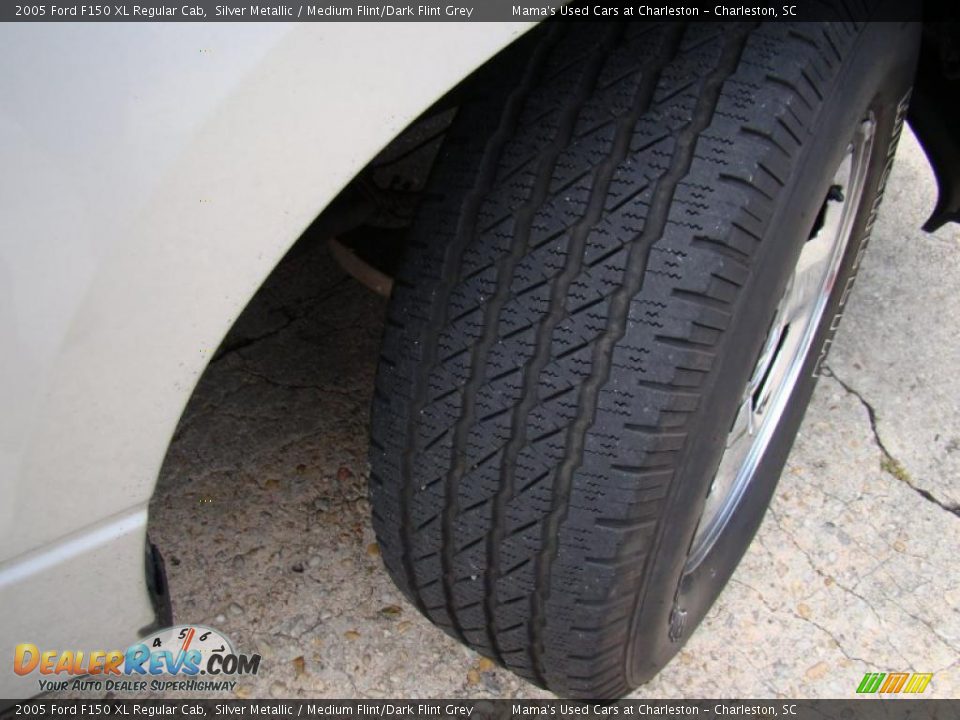 2005 Ford F150 XL Regular Cab Silver Metallic / Medium Flint/Dark Flint Grey Photo #25