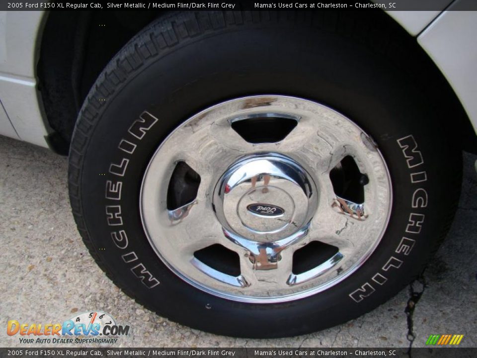 2005 Ford F150 XL Regular Cab Silver Metallic / Medium Flint/Dark Flint Grey Photo #26