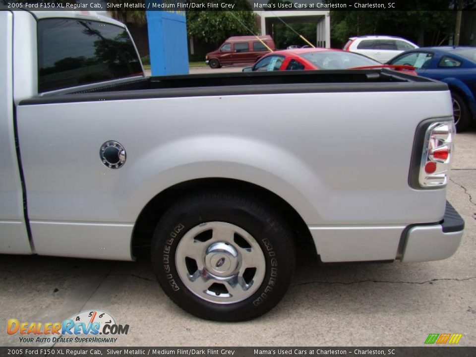 2005 Ford F150 XL Regular Cab Silver Metallic / Medium Flint/Dark Flint Grey Photo #30