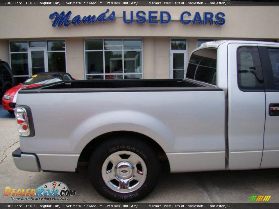 2005 Ford F150 XL Regular Cab Silver Metallic / Medium Flint/Dark Flint Grey Photo #31