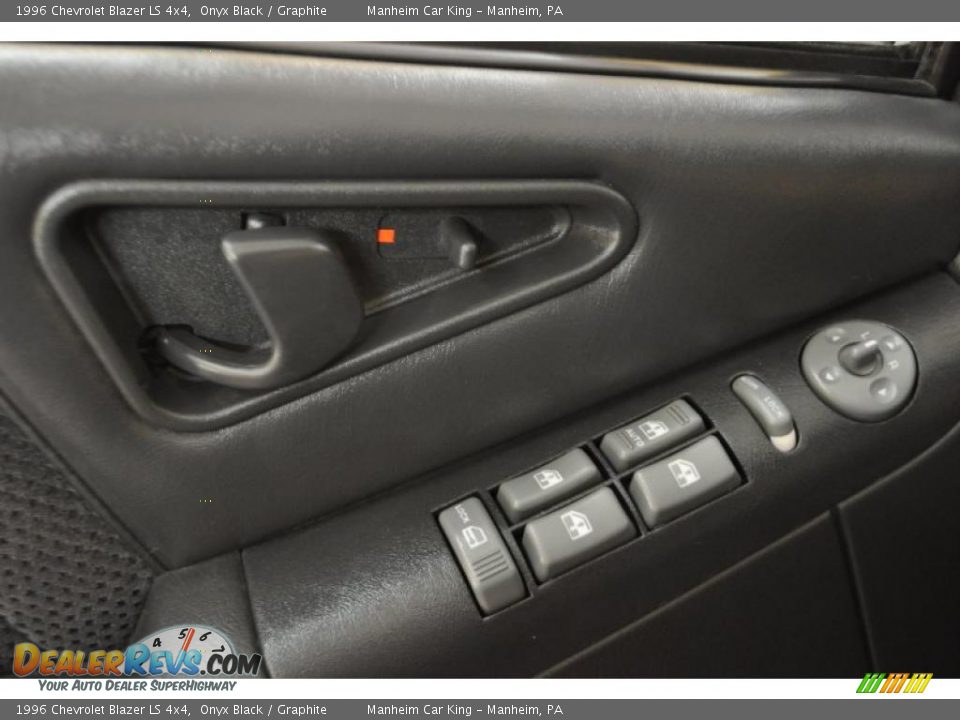 1996 Chevrolet Blazer LS 4x4 Onyx Black / Graphite Photo #10