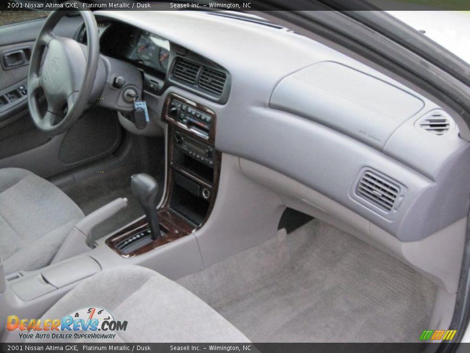 2001 Nissan Altima GXE Platinum Metallic / Dusk Photo #12