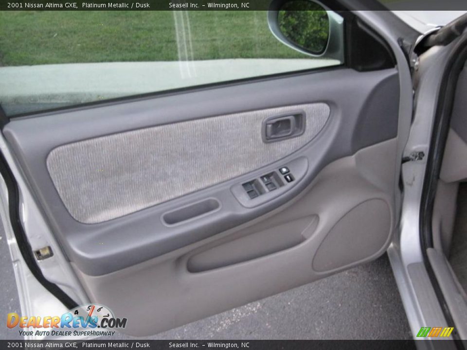 2001 Nissan Altima GXE Platinum Metallic / Dusk Photo #13